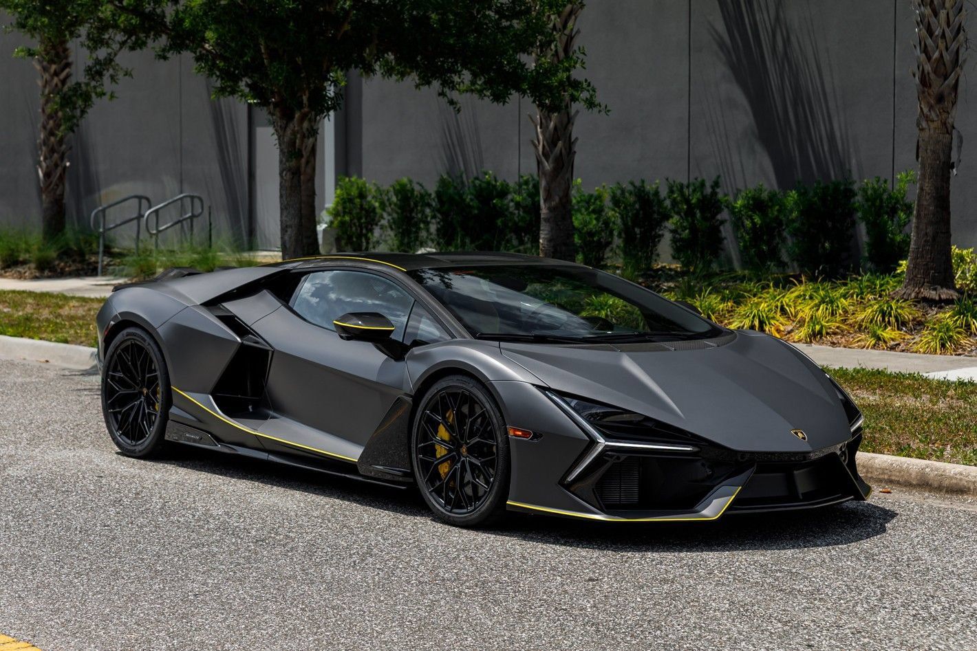 Used 2025 Lamborghini Revuelto AWD/4WD image 1
