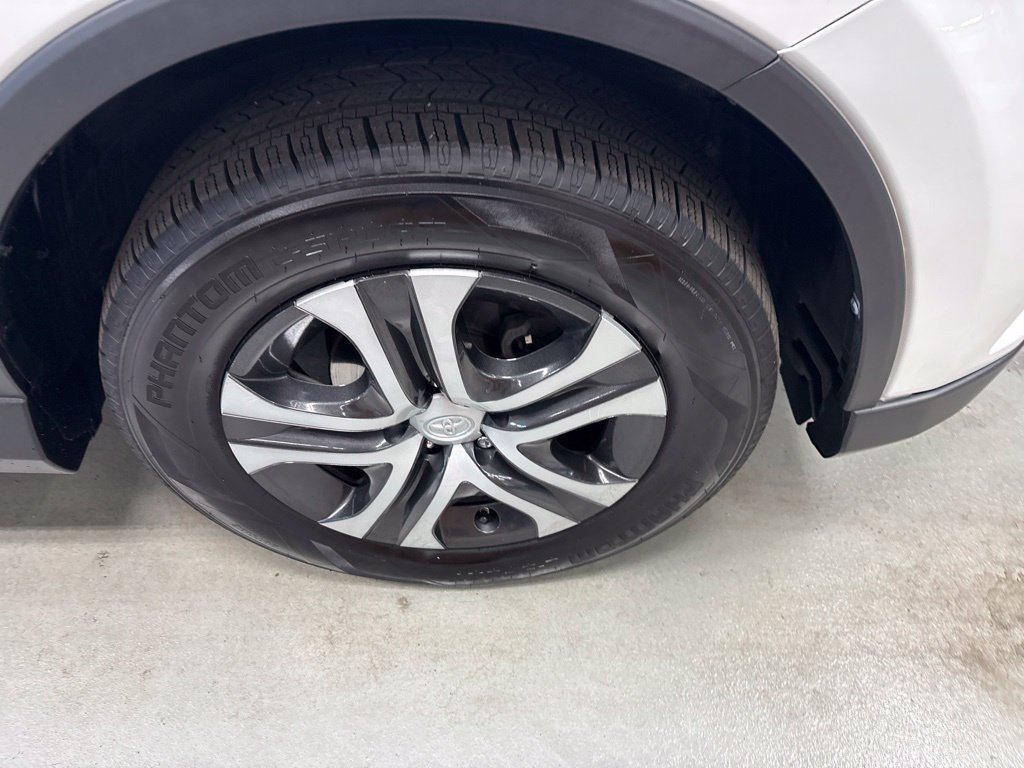 Used 2016 Toyota RAV4 LE AWD/4WD image 4