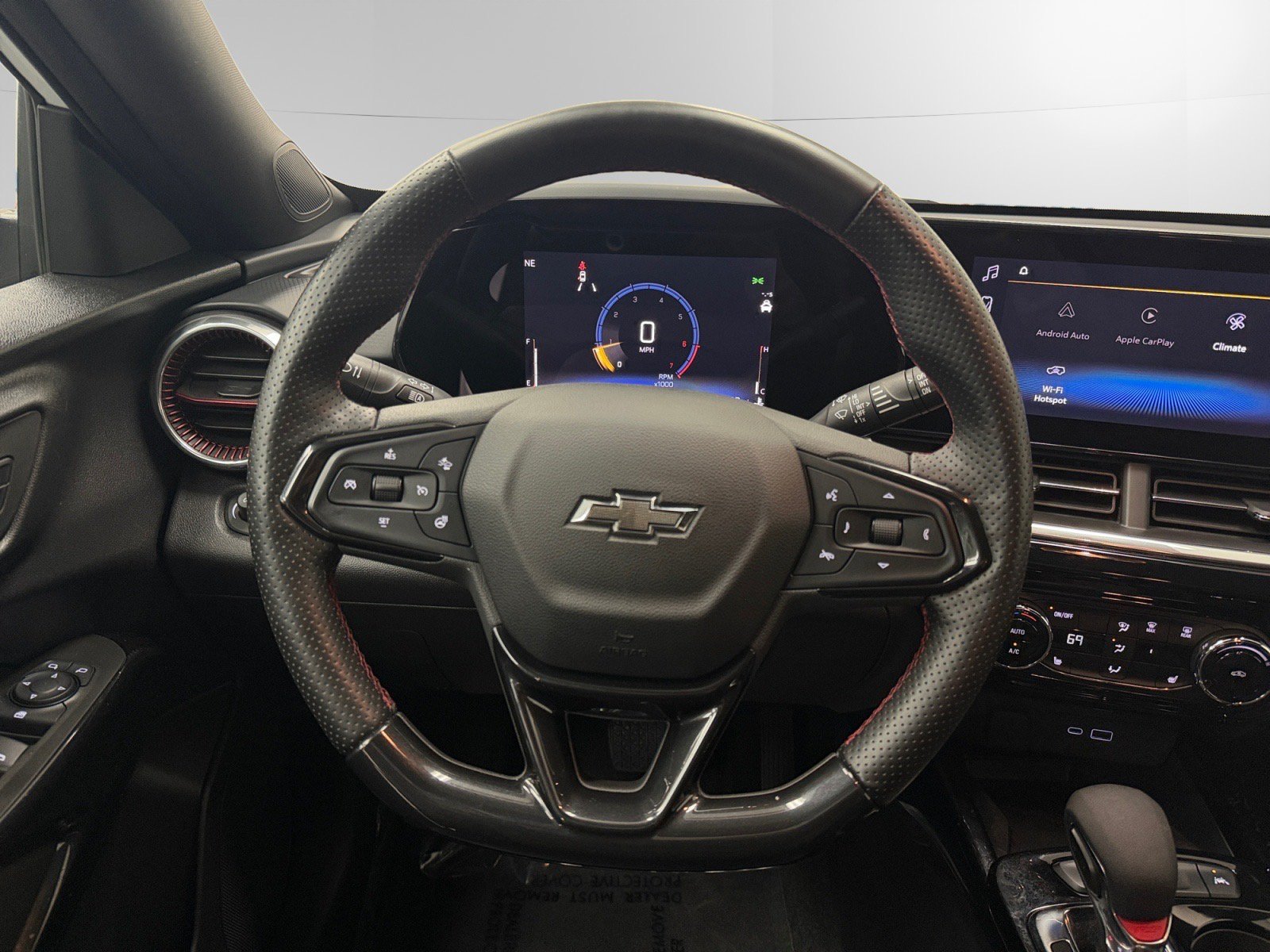 Used 2024 Chevrolet Trax RS w/ Sunroof Package FWD image 12