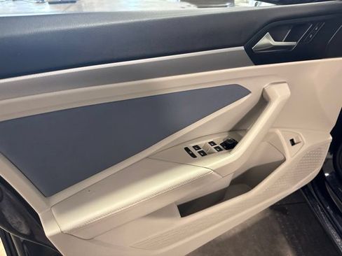 Used 2025 Volkswagen Jetta SE w/ Sunroof Package FWD image 9