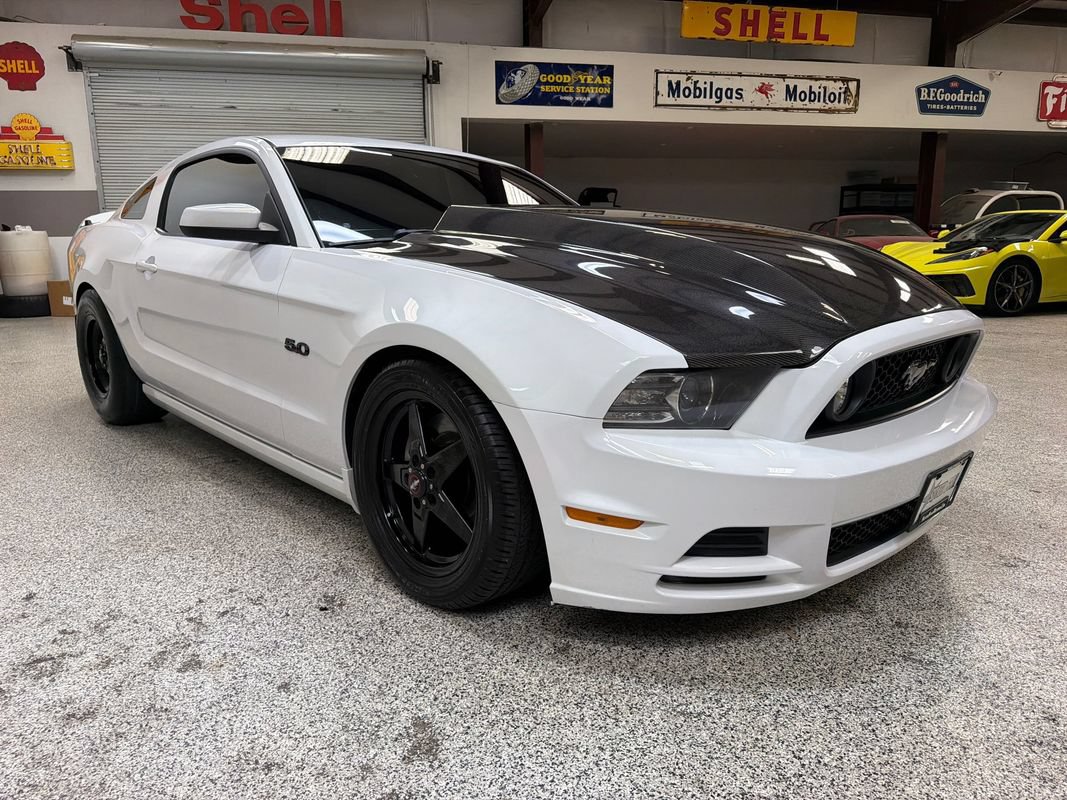 Used 2014 Ford Mustang GT RWD image 11