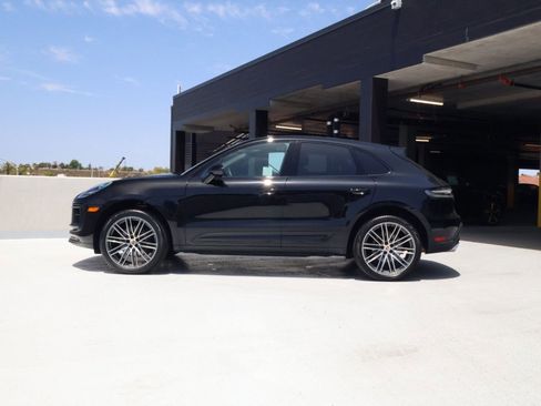 Certified 2025 Porsche Macan AWD/4WD image 2
