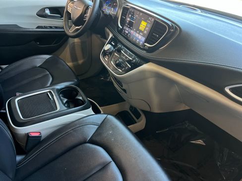 Used 2024 Chrysler Pacifica Limited FWD image 18