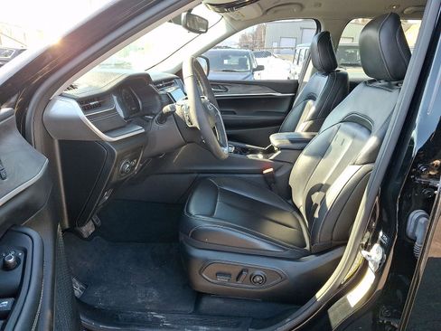 Used 2023 Jeep Grand Cherokee Limited w/ Black Appearance Package image 14