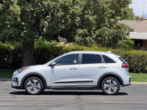 Used 2020 Kia Niro EX FWD image 2