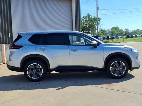 Used 2024 Nissan Rogue SV FWD image 5