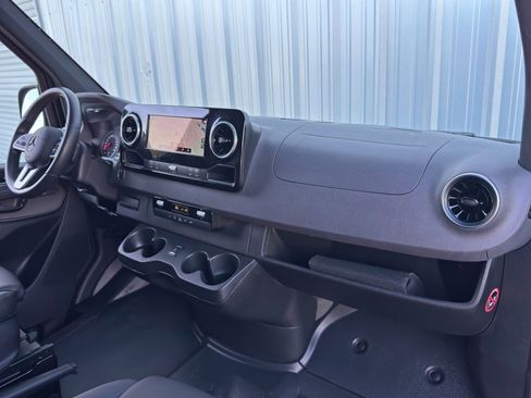 Used 2024 Mercedes-Benz Sprinter 2500 image 14