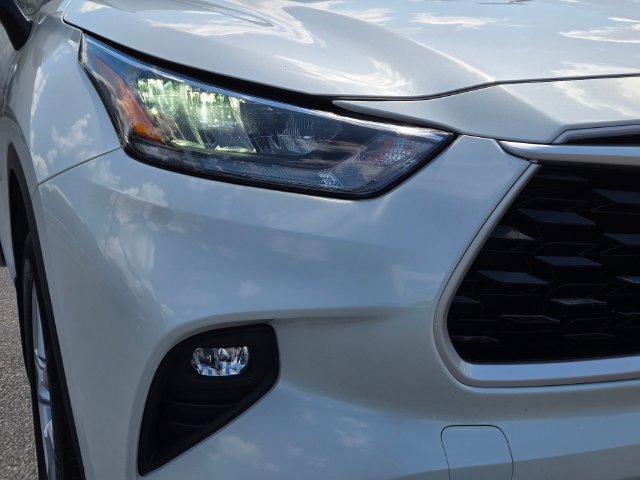 Used 2020 Toyota Highlander LE AWD/4WD image 3
