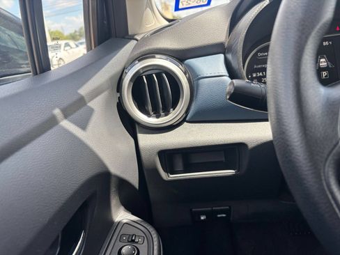 Used 2025 Nissan Versa SV FWD image 32