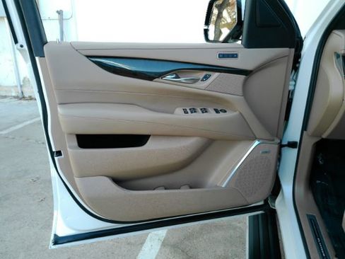 Used 2019 Cadillac Escalade Platinum image 16