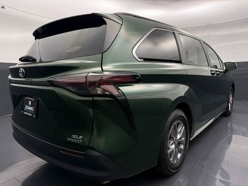Used 2024 Toyota Sienna XLE w/ XLE Plus Package image 3