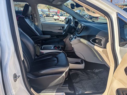 Used 2023 Chrysler Pacifica Touring-L image 19