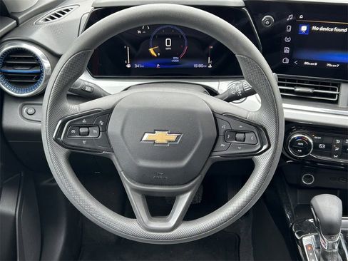 Used 2025 Chevrolet Trax LT image 37