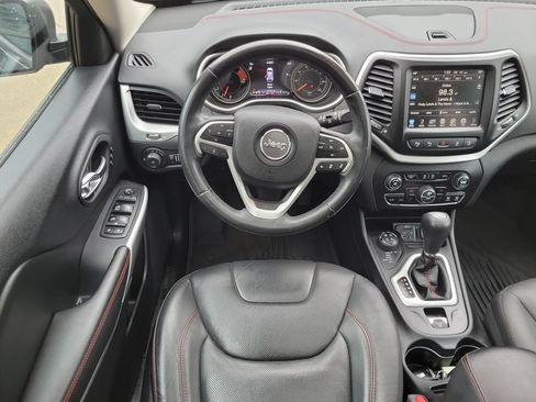 Used 2018 Jeep Cherokee Trailhawk AWD/4WD image 13