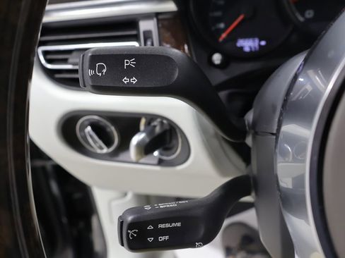 Used 2021 Porsche Macan Turbo AWD/4WD image 37