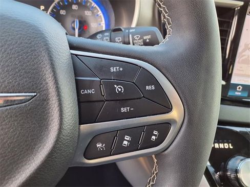 Used 2024 Chrysler Pacifica Touring-L image 13