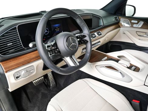 Used 2025 Mercedes-Benz GLS 450 4MATIC image 4