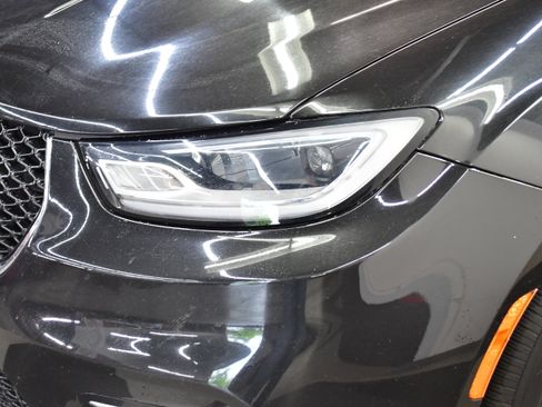 Used 2023 Chrysler Pacifica Touring-L FWD image 32