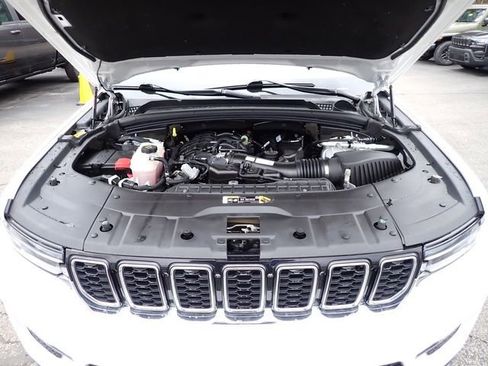 Used 2023 Jeep Grand Cherokee Limited image 12