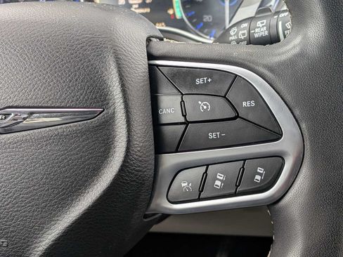 Used 2023 Chrysler Pacifica Touring-L FWD image 18
