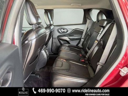 Used 2019 Jeep Cherokee Latitude Plus FWD image 18