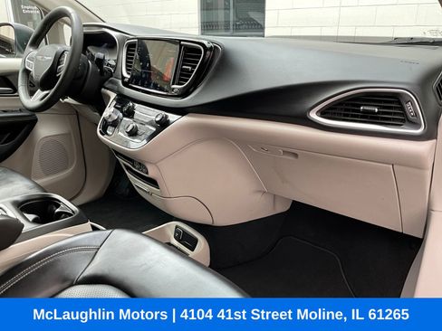 Used 2023 Chrysler Pacifica Touring-L image 9