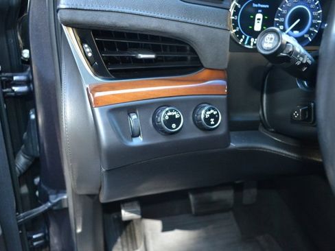 Used 2018 Cadillac Escalade Luxury AWD/4WD image 17