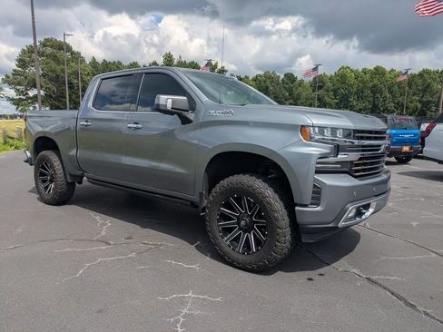 Used 2019 Chevrolet Silverado 1500 High Country w/ Technology Package AWD/4WD image 2