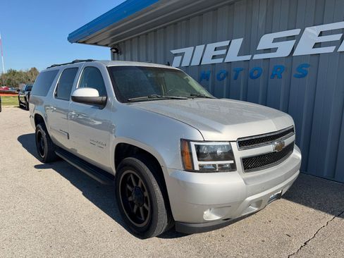 Used 2010 Chevrolet Suburban LT w/ Luxury Package AWD/4WD image 4