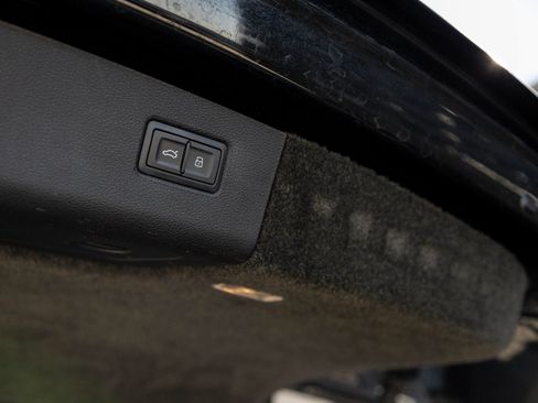 Used 2021 Bentley Bentayga image 27