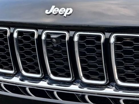 Used 2023 Jeep Grand Cherokee Limited w/ Luxury Tech Group II AWD/4WD image 4