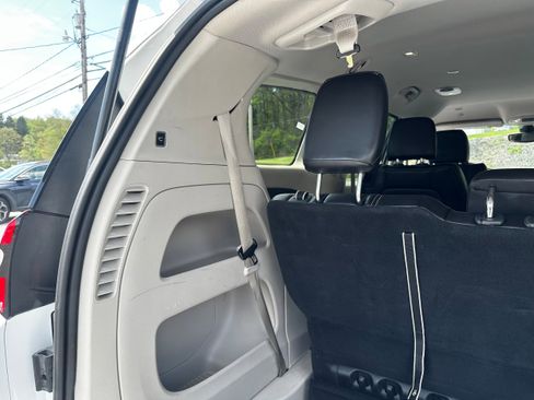 Used 2023 Chrysler Pacifica Touring-L FWD image 15