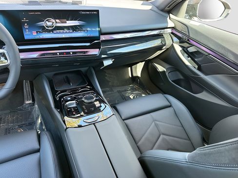 New 2026 BMW i5 eDrive40 w/ M Sport Package image 18