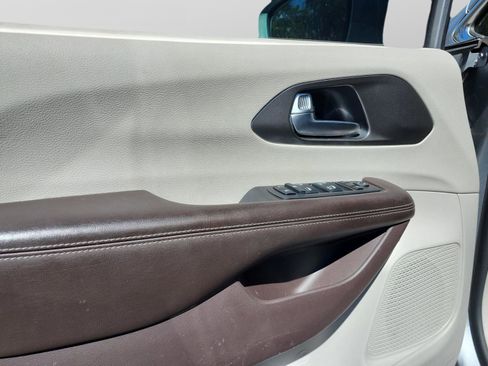 Used 2019 Chrysler Pacifica Touring-L image 26