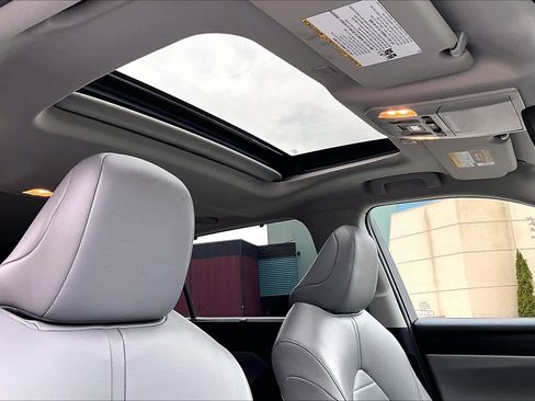 Used 2023 Toyota Highlander XLE AWD/4WD image 14