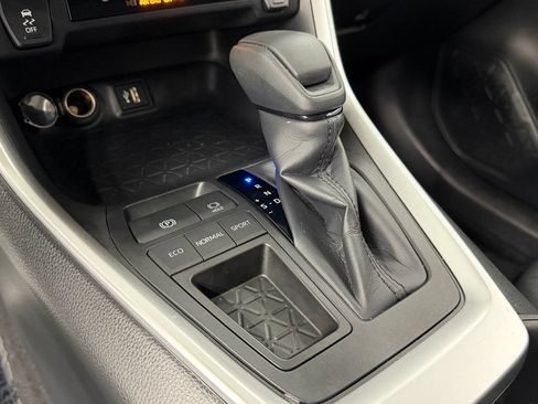 Used 2025 Toyota RAV4 XLE FWD image 31