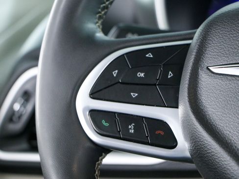 Used 2024 Chrysler Pacifica Touring-L FWD image 13