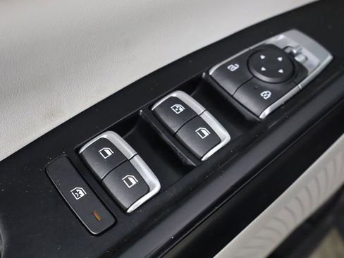 Used 2023 Kia Carnival LX FWD image 22