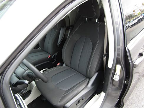 Used 2022 Chrysler Voyager LX FWD image 27