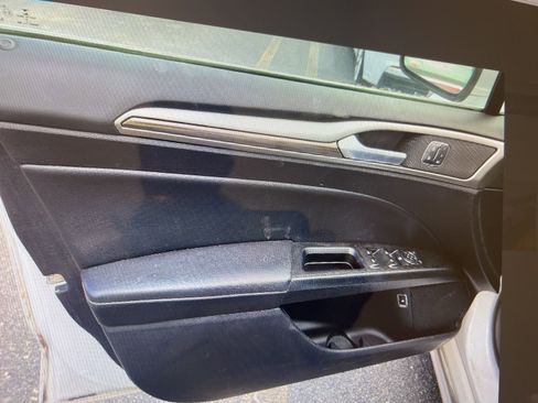 Used 2018 Ford Fusion SE FWD image 9