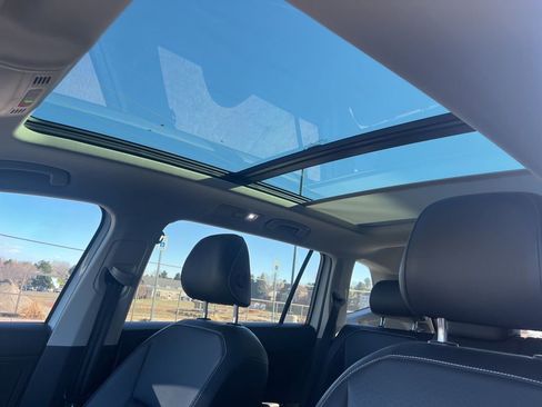 Used 2021 Volkswagen Tiguan SE w/ Panoramic Sunroof Package image 11