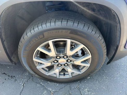 Used 2023 GMC Acadia SLE w/ Driver Convenience Package FWD image 7