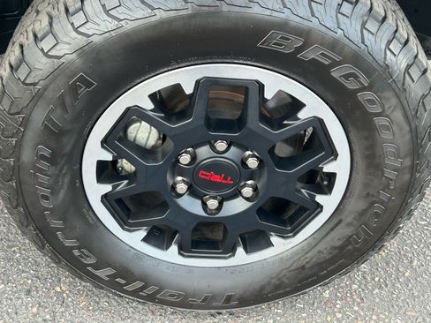 Used 2024 Toyota Tacoma TRD Off-Road w/ TRD Off Road Premium Package AWD/4WD image 11