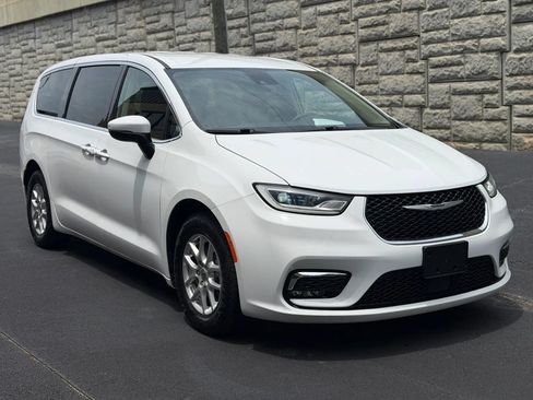 Used 2023 Chrysler Pacifica Touring-L FWD image 5