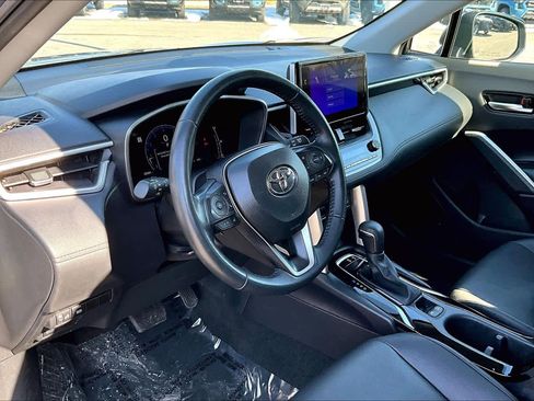 Used 2025 Toyota Corolla Cross XLE w/ Convenience Package image 18