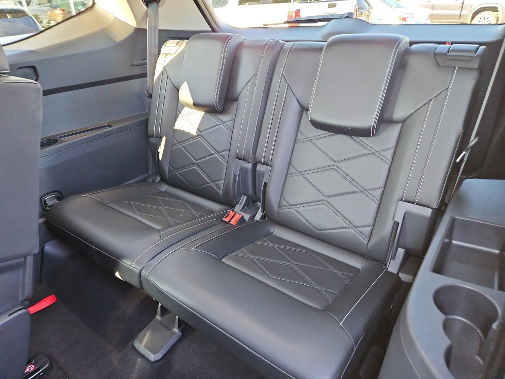 Used 2025 Volkswagen Atlas SE AWD/4WD image 15