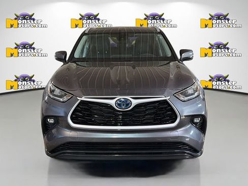 Used 2024 Toyota Highlander XLE image 2