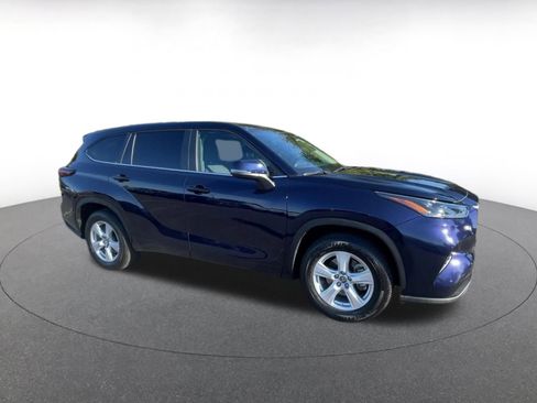 Used 2025 Toyota Highlander LE image 2