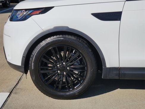 Used 2018 Land Rover Discovery SE image 8