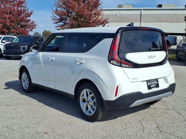 Certified 2025 Kia Soul LX w/ LX Technology Package FWD image 4